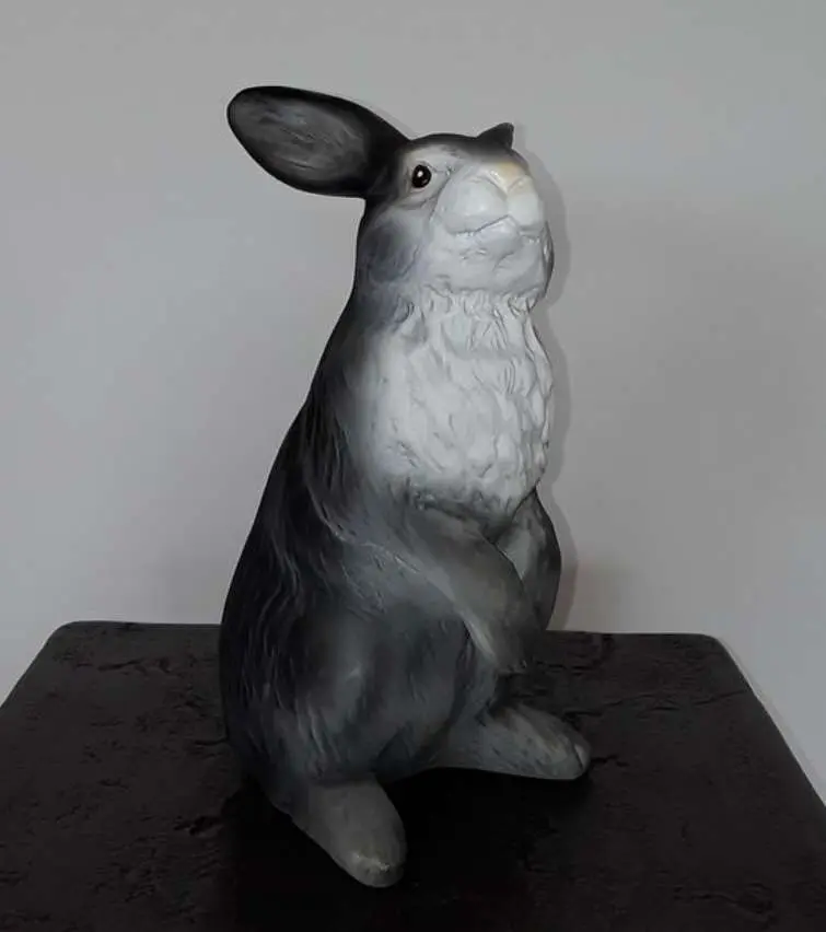 Petit lapin debout gris - Location mobilier & décorations - Sur Mesure Spectacles