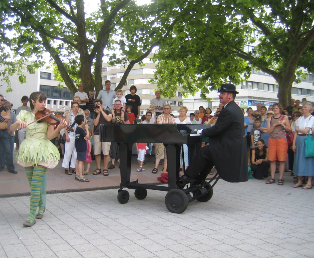 Piano Roulant - Spectacle fixe et déambulatoire - Sur  Mesure Spectacles