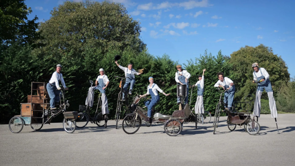 Le Bal des Roues - Spectacle fixe et déambulatoire - Sur Mesure Spectacles