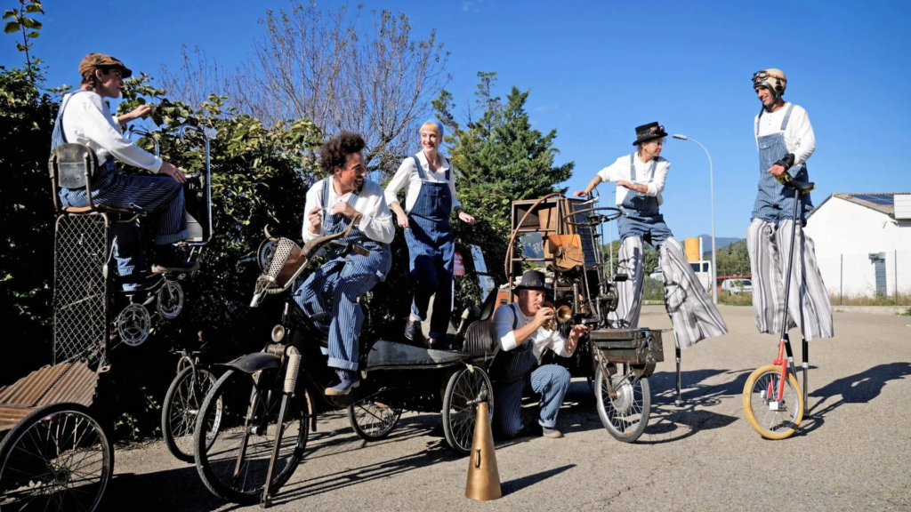 Le Bal des Roues - Spectacle fixe et déambulatoire - Sur Mesure Spectacles