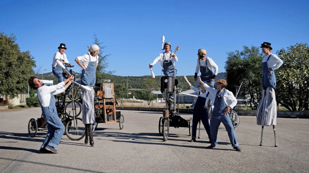 Le Bal des Roues - Spectacle fixe et déambulatoire - Sur Mesure Spectacles