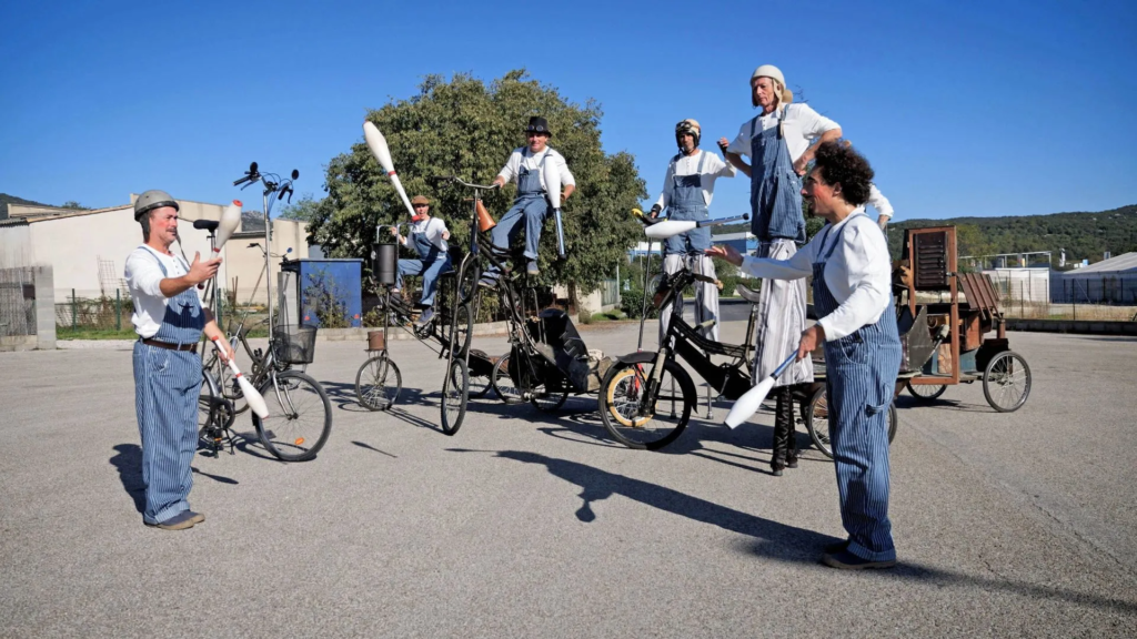 Le Bal des Roues - Spectacle fixe et déambulatoire - Sur Mesure Spectacles