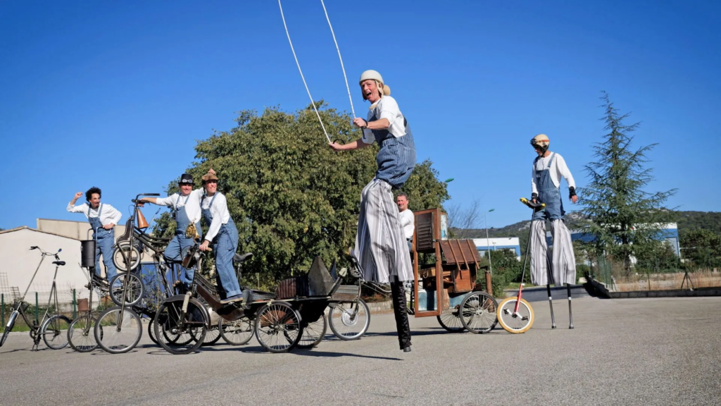 Le Bal des Roues - Spectacle fixe et déambulatoire - Sur Mesure Spectacles