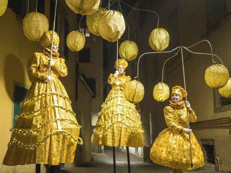 Carrousel - Spectacle fixe et déambulatoire - Sur Mesure Spe