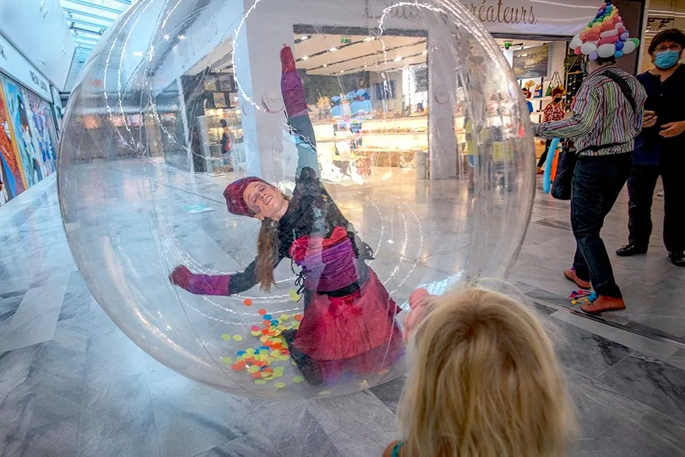 Les Chromatix en Bulles - Spectacle fixe et déambulatoire - Sur  Mesure Spectacles