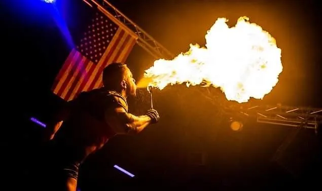 Cracheur de feu - Spectacle fixe et déambulatoire - Sur  Mesure Spectacles
