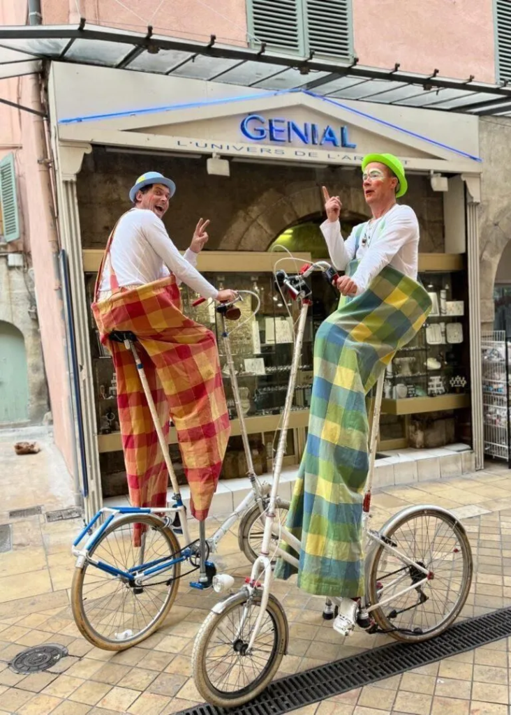 Les Cyclos-Clowns - Spectacle fixe et déambulatoire - Sur Mesure Spectacles