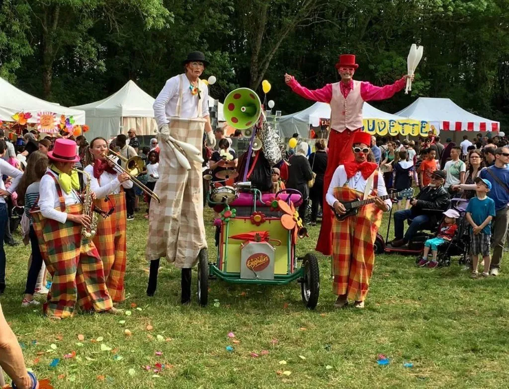 Les Cyclos-Clowns - Spectacle fixe et déambulatoire - Sur Mesure Spectacles