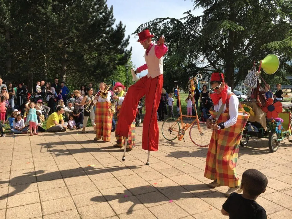 Les Cyclos-Clowns - Spectacle fixe et déambulatoire - Sur Mesure Spectacles