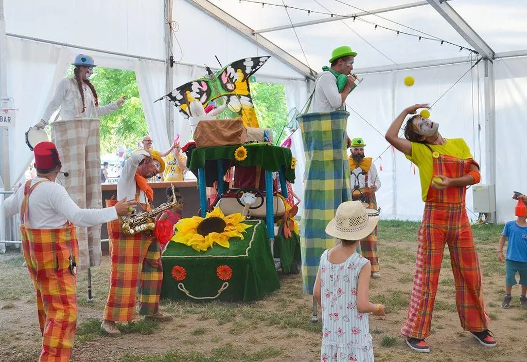 Les Cyclos-Clowns - Spectacle fixe et déambulatoire - Sur Mesure Spectacles