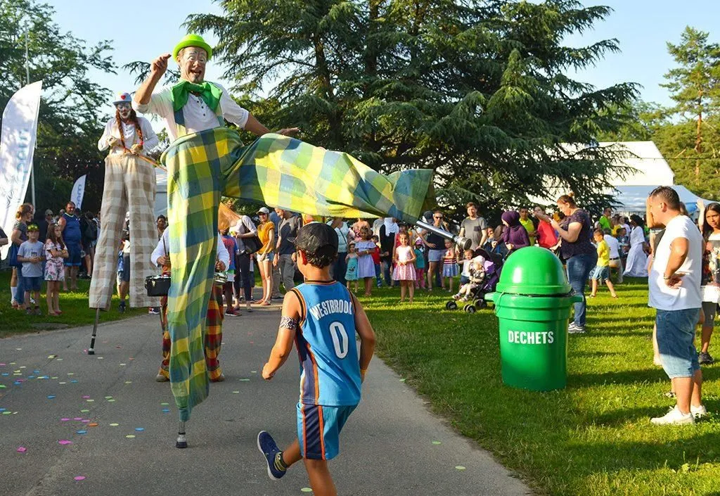 Les Cyclos-Clowns - Spectacle fixe et déambulatoire - Sur Mesure Spectacles