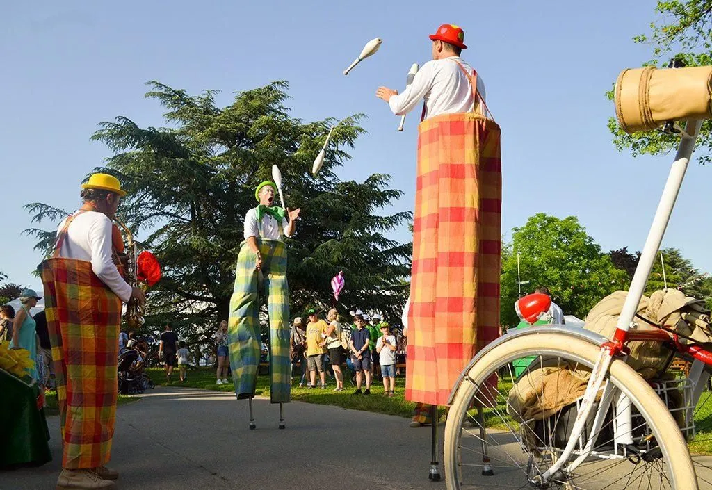 Les Cyclos-Clowns - Spectacle fixe et déambulatoire - Sur Mesure Spectacles