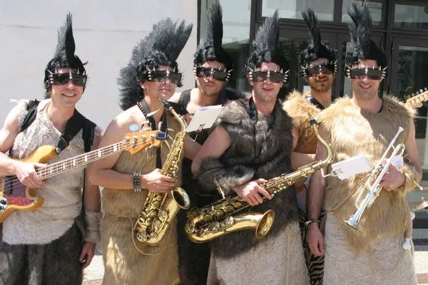 Cro-magnon Fanfare Rock - Ambiance musicale - Sur Mesure Spectacles
