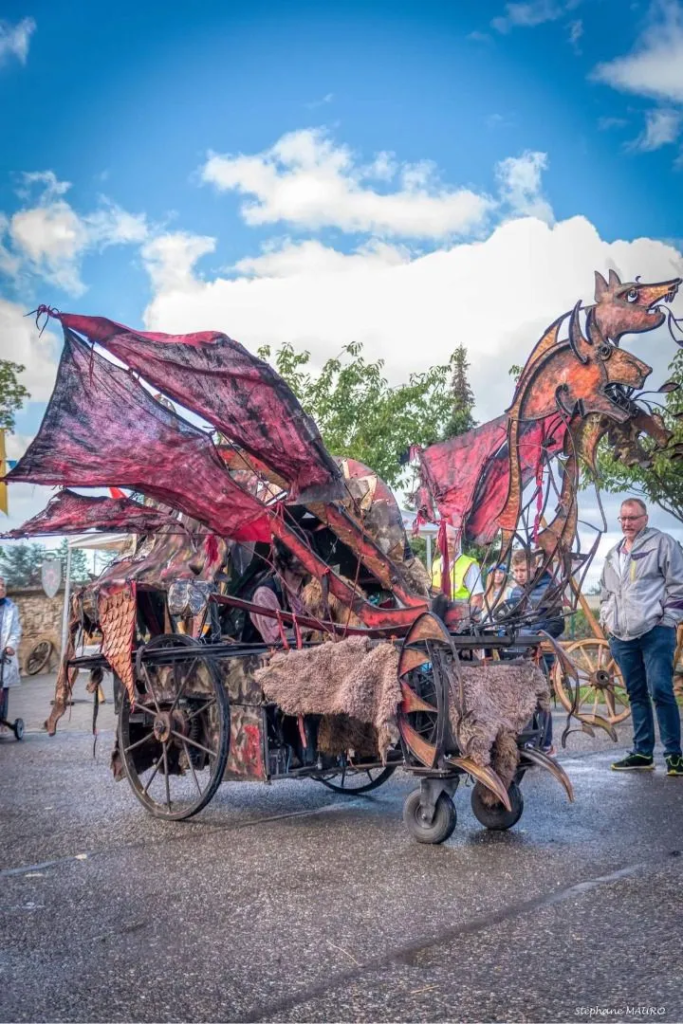 Le Dragon de Feu - Spectacle fixe et déambulatoire - Sur  Mesure Spectacles
