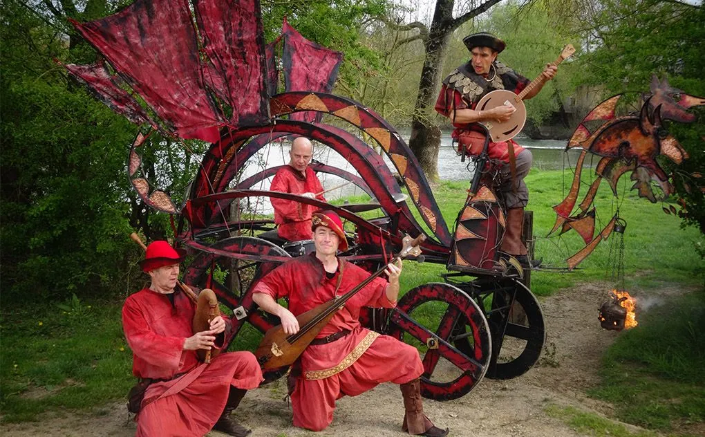 Le dragon de Geule - Spectacle fixe et déambulatoire - Sur  Mesure Spectacles
