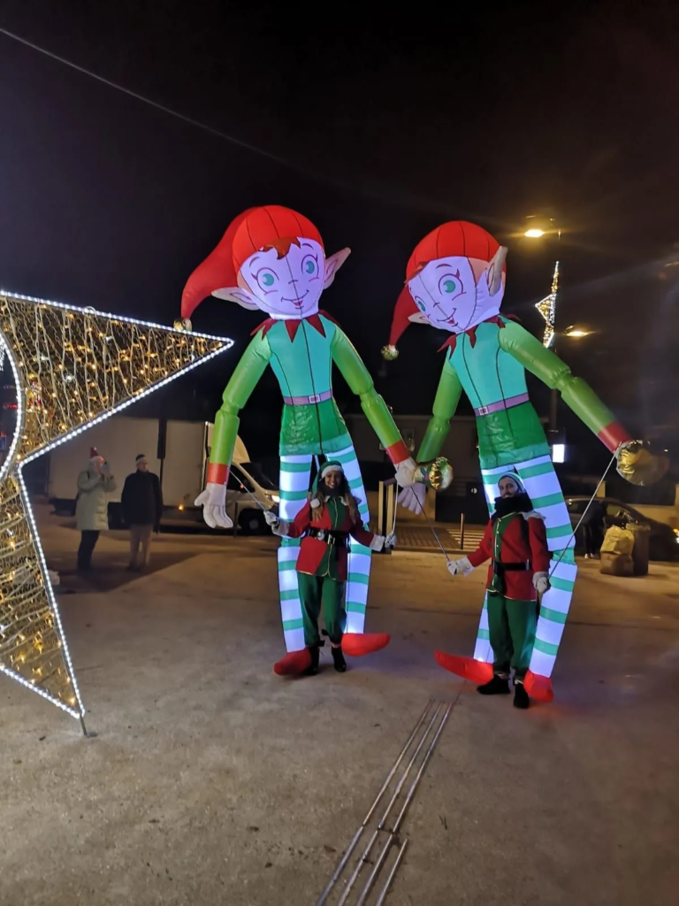 La Farandole de Lutins - Spectacle fixe et déambulatoire - Sur  Mesure Spectacles
