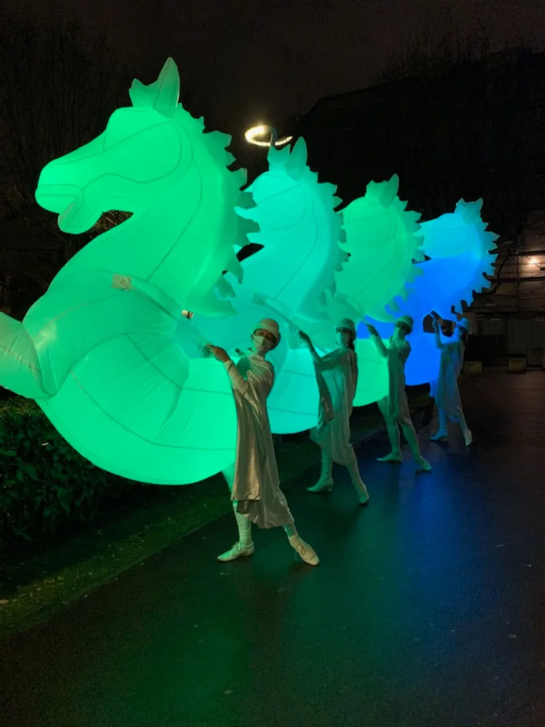 Féérie Equestre - Spectacle fixe et déambulatoire - Sur Mesure Spectacles