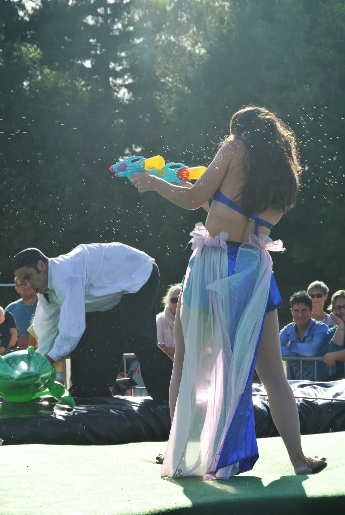 Folies Aquatiques - Spectacle fixe et déambulatoire - Sur Mesure Spectacles