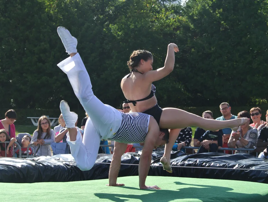 Folies Aquatiques - Spectacle fixe et déambulatoire - Sur Mesure Spectacles