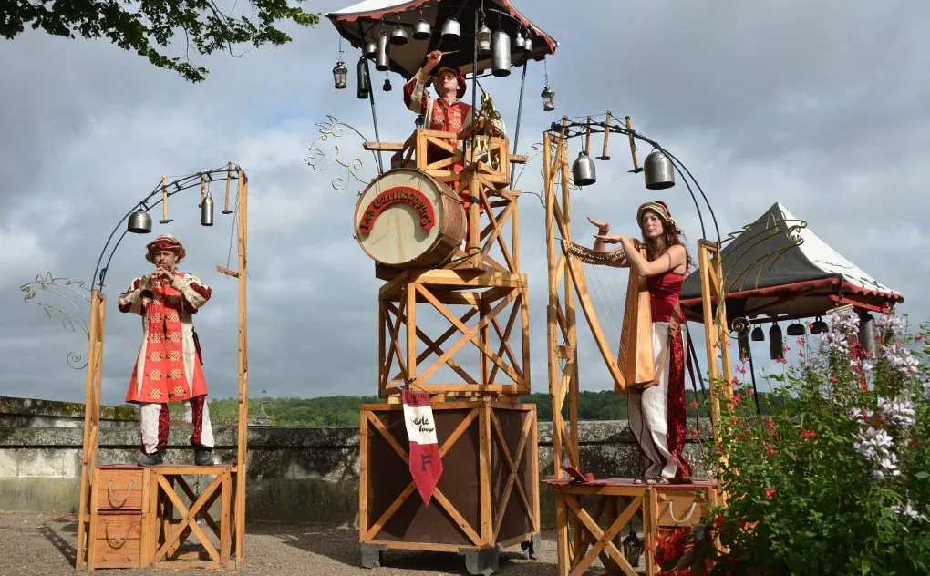 Le Carilloneur - Spectacle fixe et déambulatoire - Sur  Mesure Spectacles

