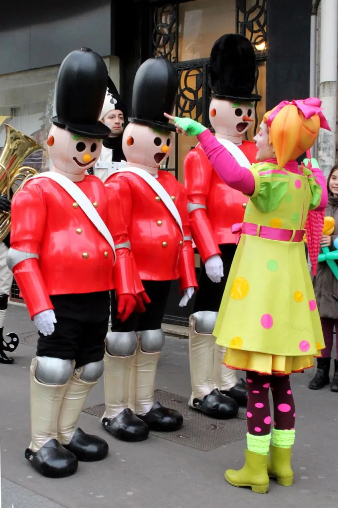 Les Soldats Jouets - Rencontres insolites - Sur Mesure Spectacles