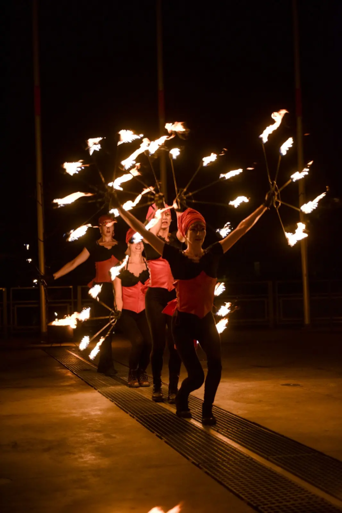 La Magie du Feu - - Spectacle fixe et déambulatoire - Sur Mesure Spectacles