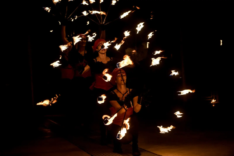 La Magie du Feu - Spectacle fixe et déambulatoire - Sur Mesure Spectacles