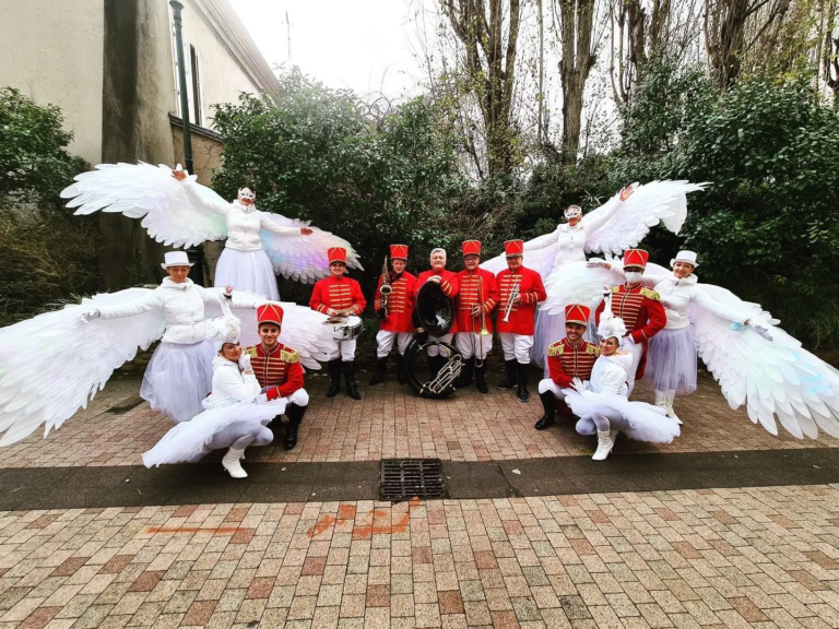 Le bal des cygnes - Spectacle fixe et déambulatoire - Sur Mesure Spectacles