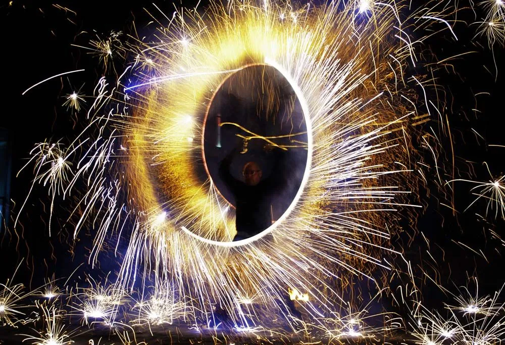Leds feu - Spectacle fixe et déambulatoire - Sur Mesure Spectacles