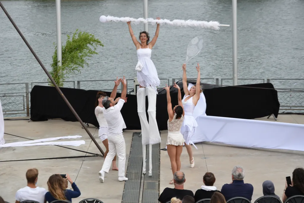 L'envolée Poétique - Spectacle fixe et déambulatoire - Sur Mesure Spectacles