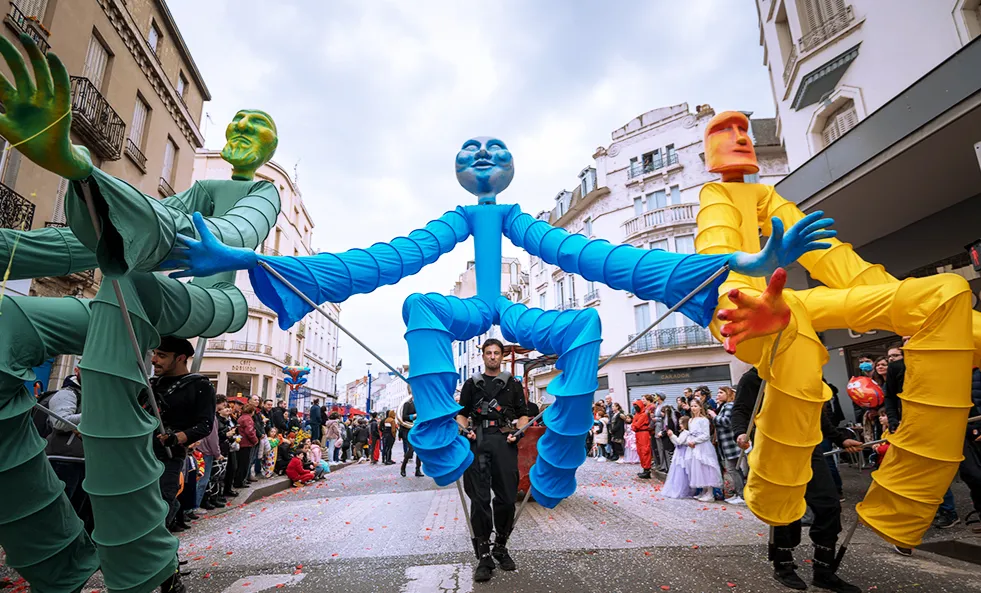 Les géants - Spectacle fixe et déambulatoire - Sur Mesure Spectacles