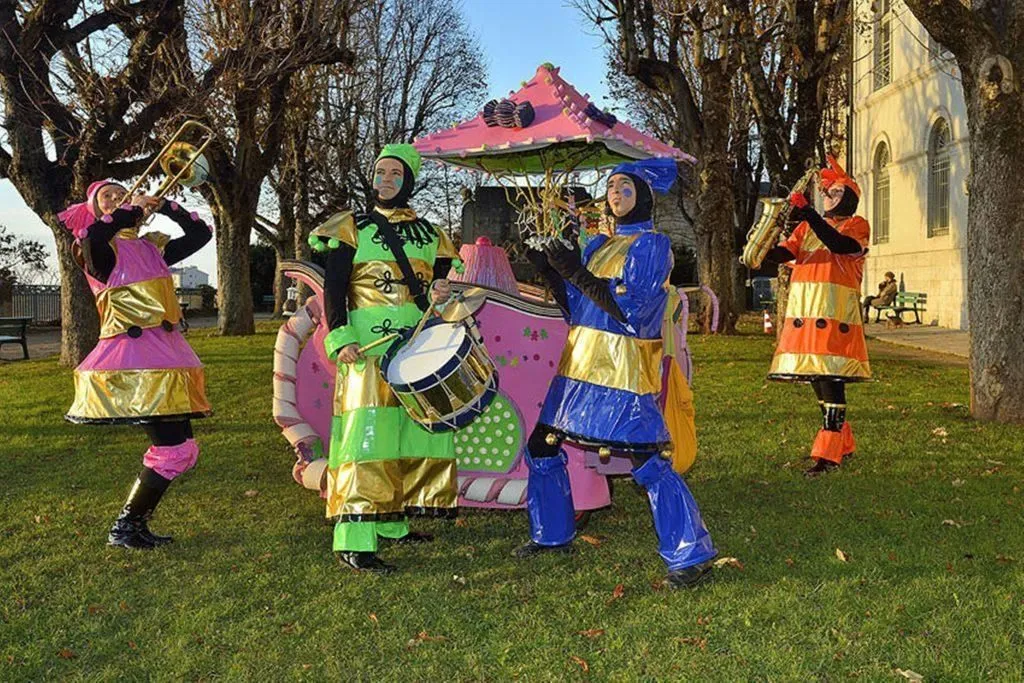 Les papillotes - Spectacle fixe et déambulatoire - Sur  Mesure Spectacles

