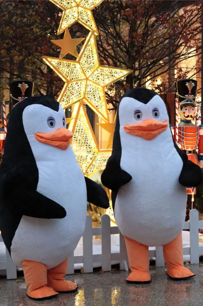 Les Pingouins - animation gonflable - Rencontres insolites - Sur Mesure Spectacles