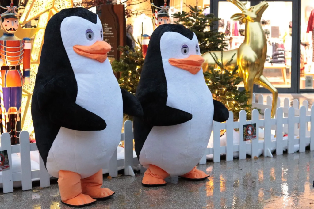Les Pingouins - animation gonflable - Rencontres insolites - Sur Mesure Spectacles
