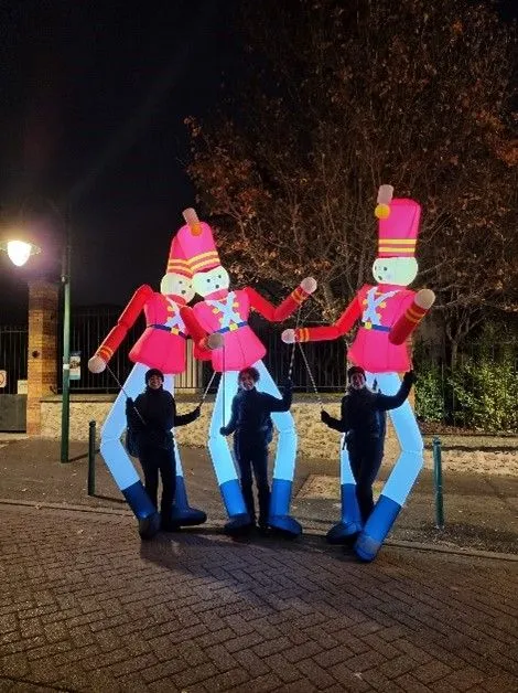 La Farandole de Soldats - Spectacle fixe et déambulatoire - Sur  Mesure Spectacles
