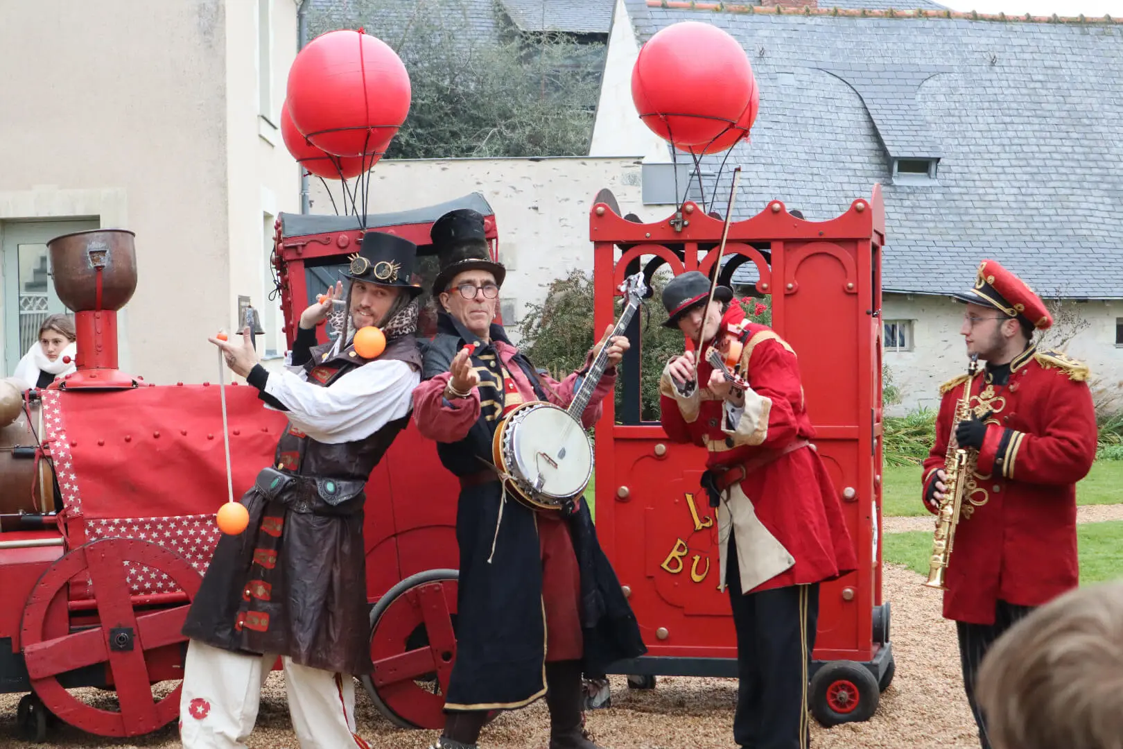 La Loco Bulles - Spectacle fixe et déambulatoire - Sur Mesure Spectacles