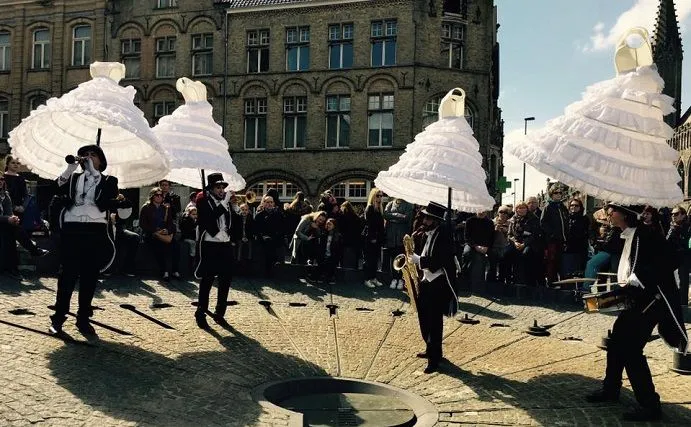 Mariage Fantastique - Spectacle fixe et déambulatoire - Sur Mesure Spectacles