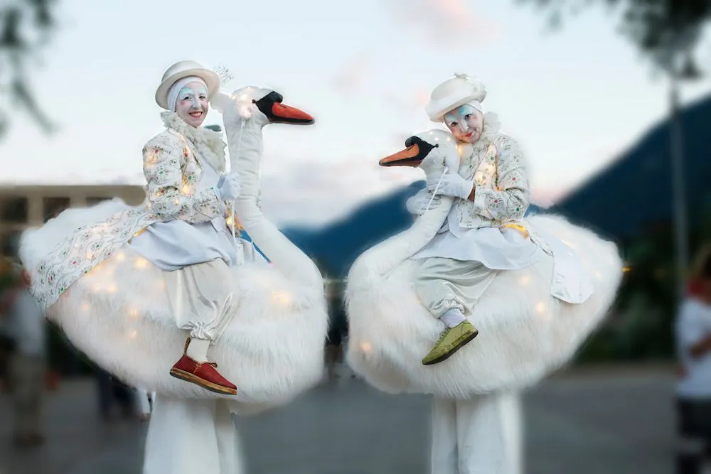 La Merveille des Cygnes - Spectacle fixe et déambulatoire - Sur Mesure Spectacles