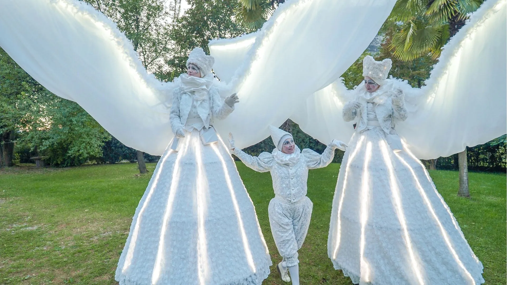 Le Monde des Merveilles - Spectacle fixe et déambulatoire - Sur Mesure Spectacles