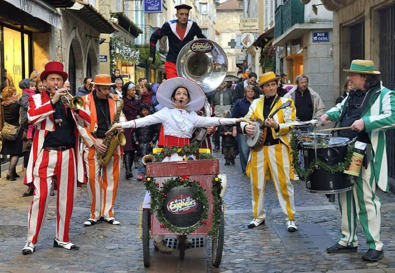 Noël en Fanfare - Spectacle fixe et déambulatoire - Sur Mesure Spectacles