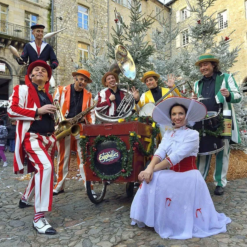Noël en Fanfare - Spectacle fixe et déambulatoire - Sur Mesure Spectacles