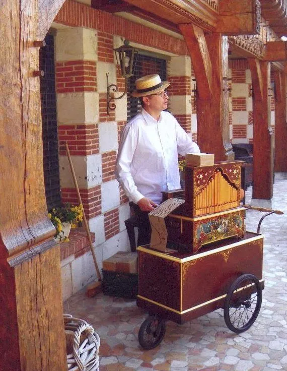 Valentin et son Orgue - orgue de barbarie - Ambiance musicale  - Sur  Mesure Spectacles