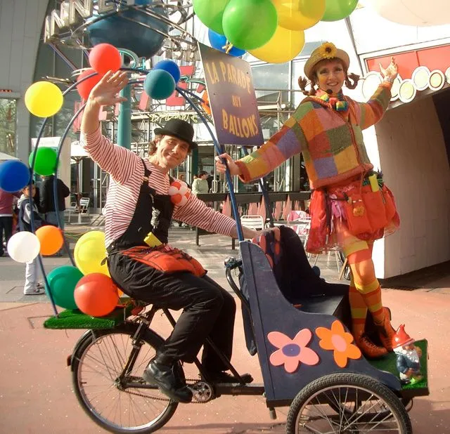 La Parade aux Ballons - Spectacle fixe et déambulatoire - Sur  Mesure Spectacles
