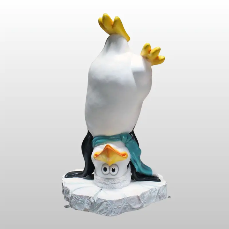 Pingouin sur la tête - Location mobilier & décorations - Sur Mesure Spectacles