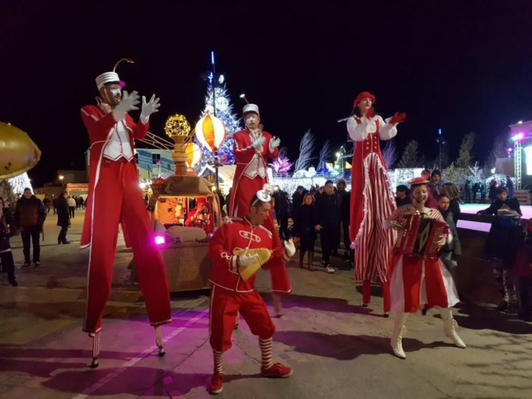 Les Poppin's - Spectacle fixe et déambulatoire - Sur Mesure Spectacles