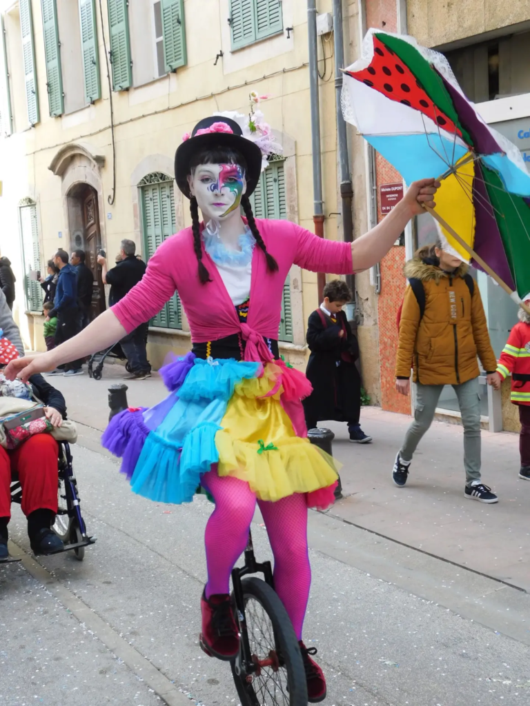 Les Vélos Loufoques - Spectacle fixe et déambulatoire - Sur Mesure Spectacles