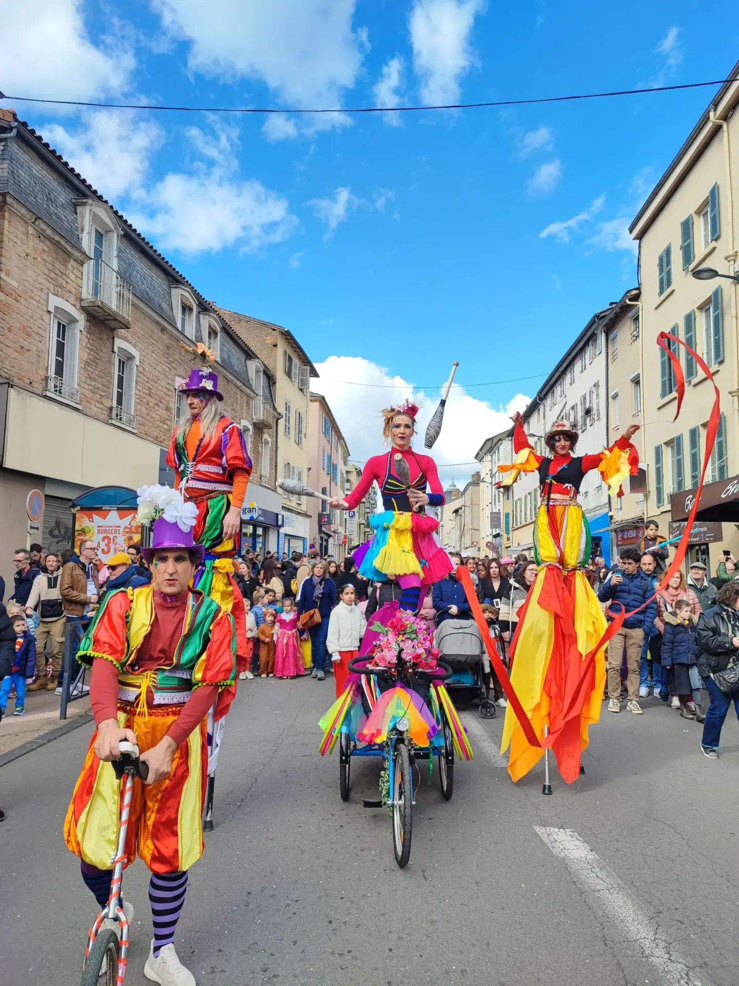 Les Vélos Loufoques - Spectacle fixe et déambulatoire - Sur  Mesure Spectacles