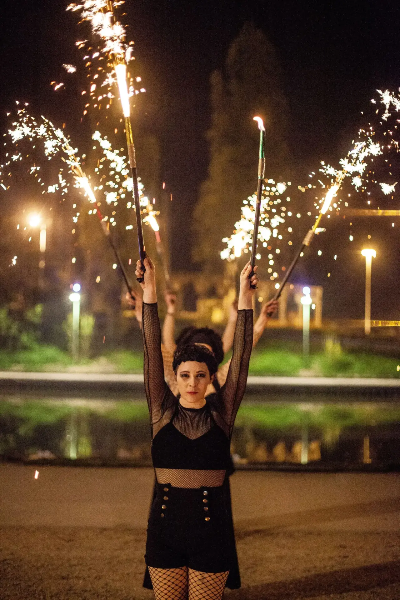 Sparks Fly - Spectacle fixe et déambulatoire - Sur Mesure Spectacles