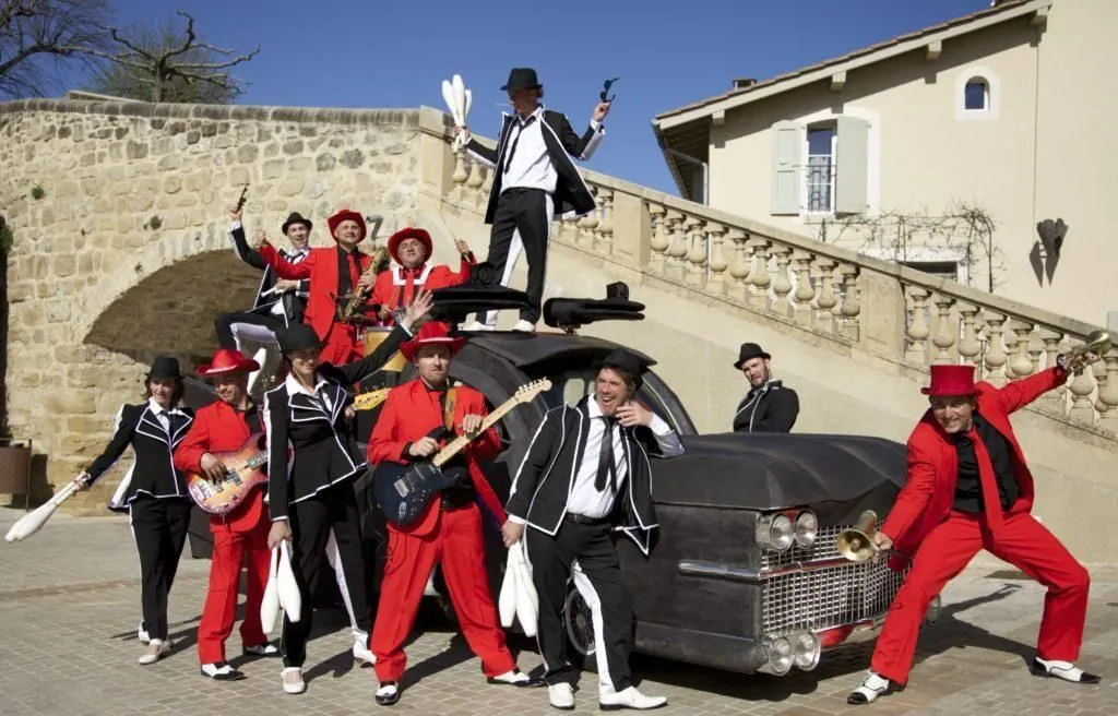 - Spectacle fixe et déambulatoire - Sur Mesure Spectacles